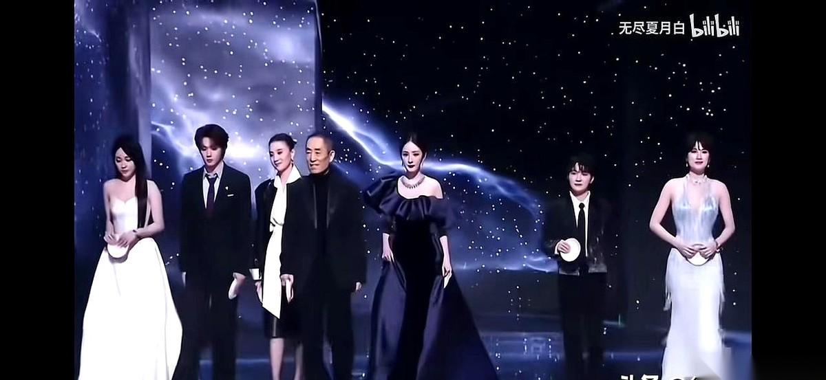 我今天算是看明白了，什么叫真正的“老钱风”。那个全场背景最硬、资本最厚的人，就