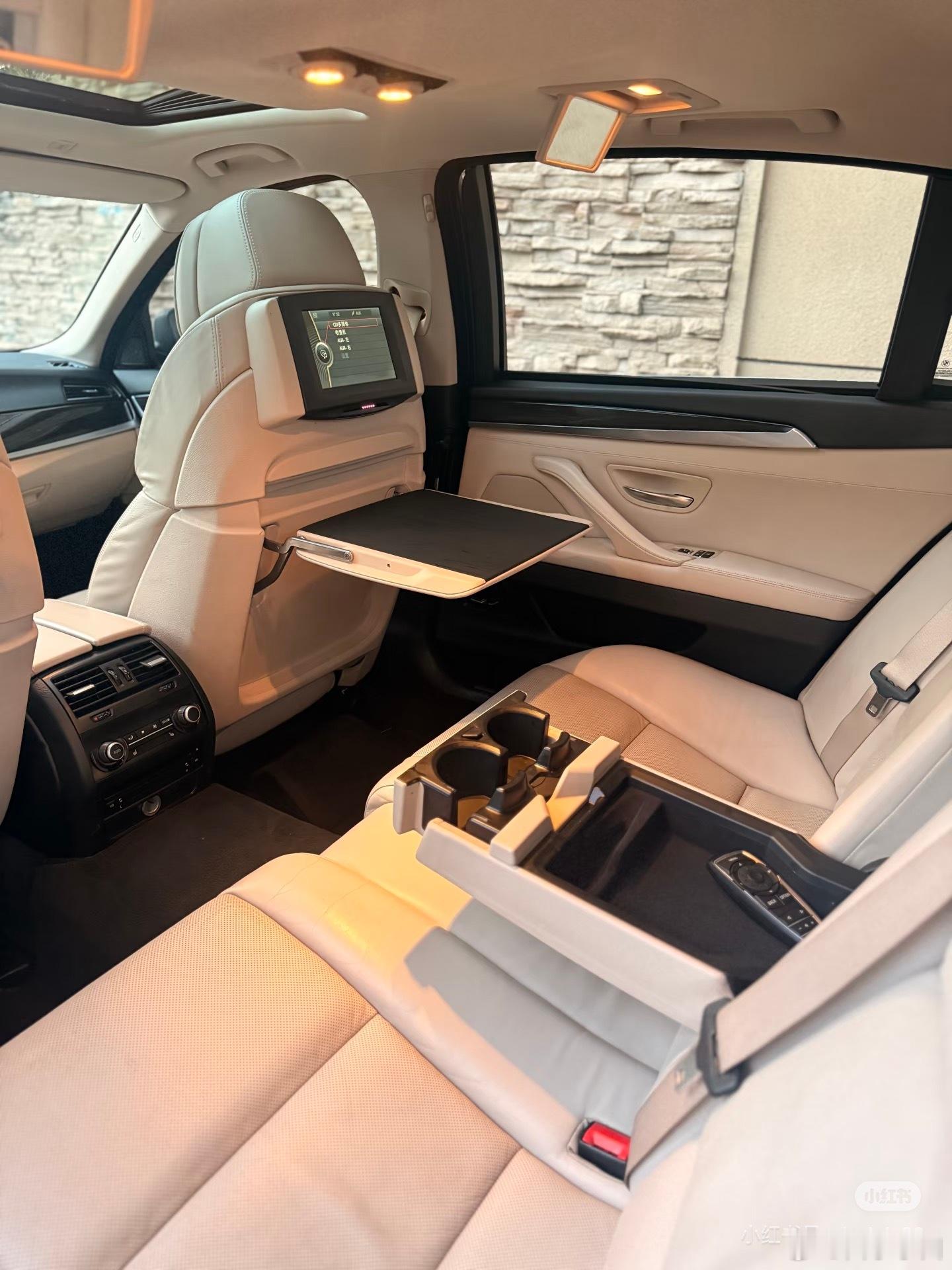 来看看15年前的宝马5系内饰配置高得惊人虽然屏幕小但是有老板位前方还有小桌板后排
