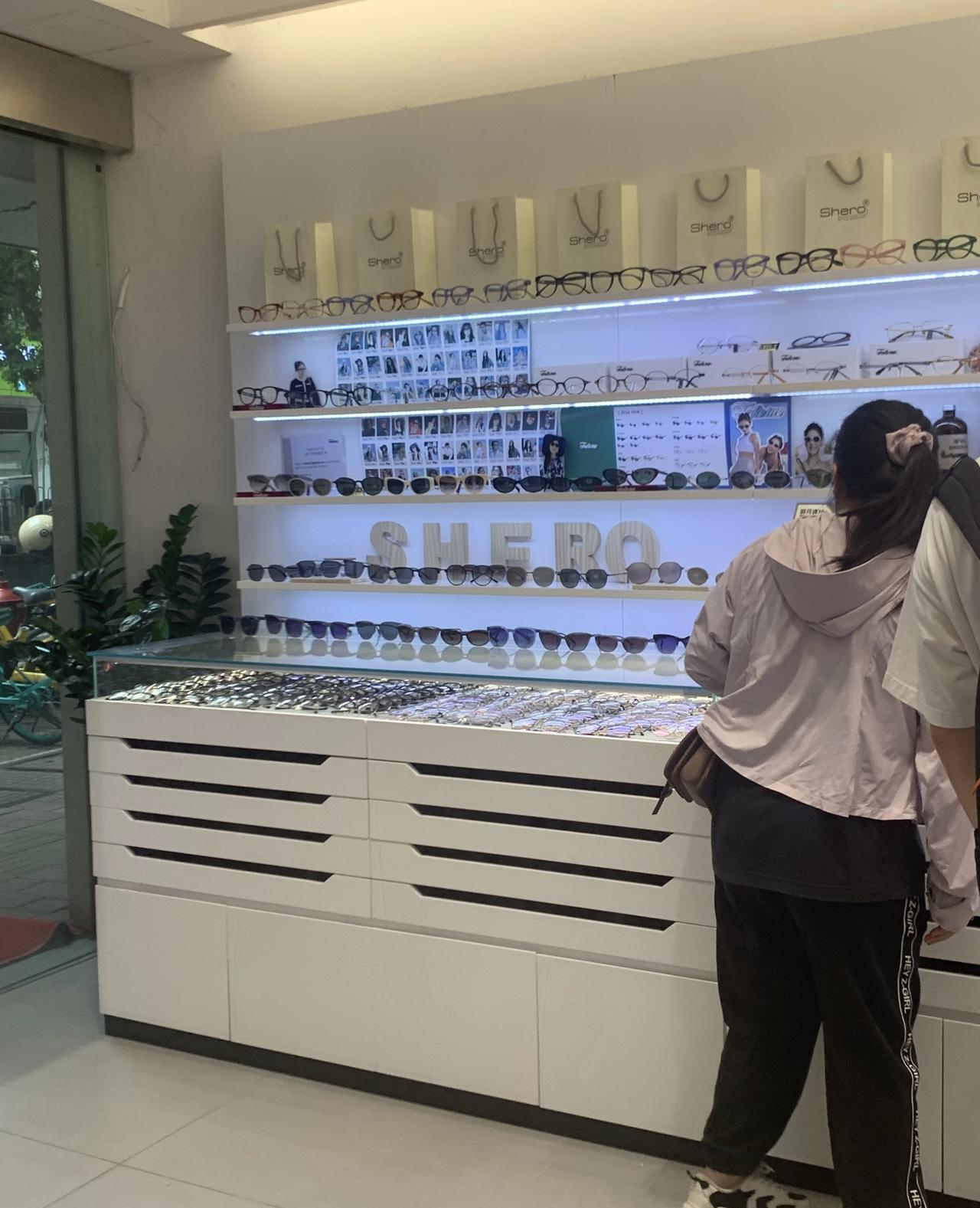 我小学同桌就是开眼镜店的，我带女儿去她店里配眼镜，他基本不收钱。我一直以为他