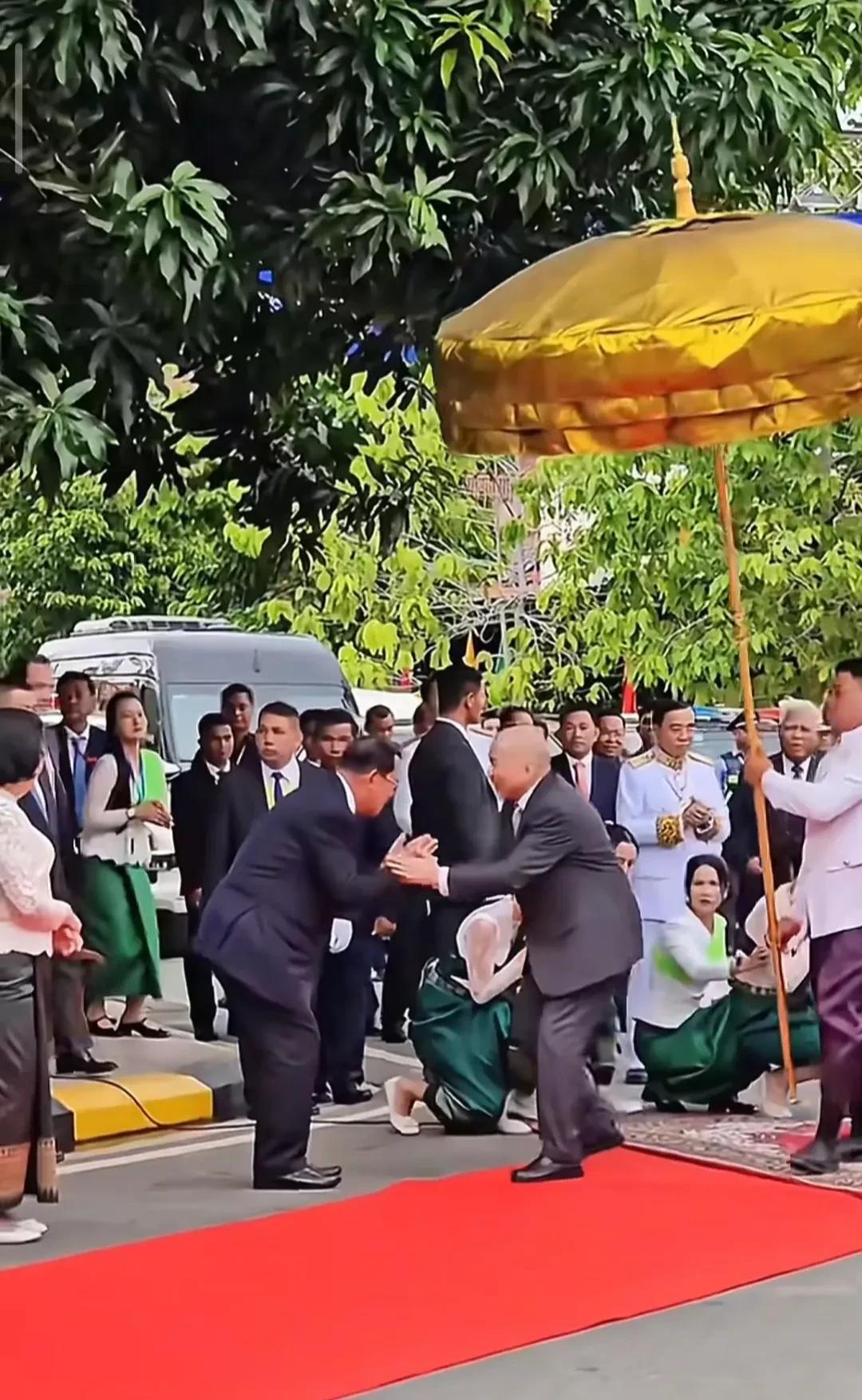 倒反天罡！洪森和西哈莫尼国王出席活动，当西哈莫尼乘坐车辆到达下车后，看到站着迎