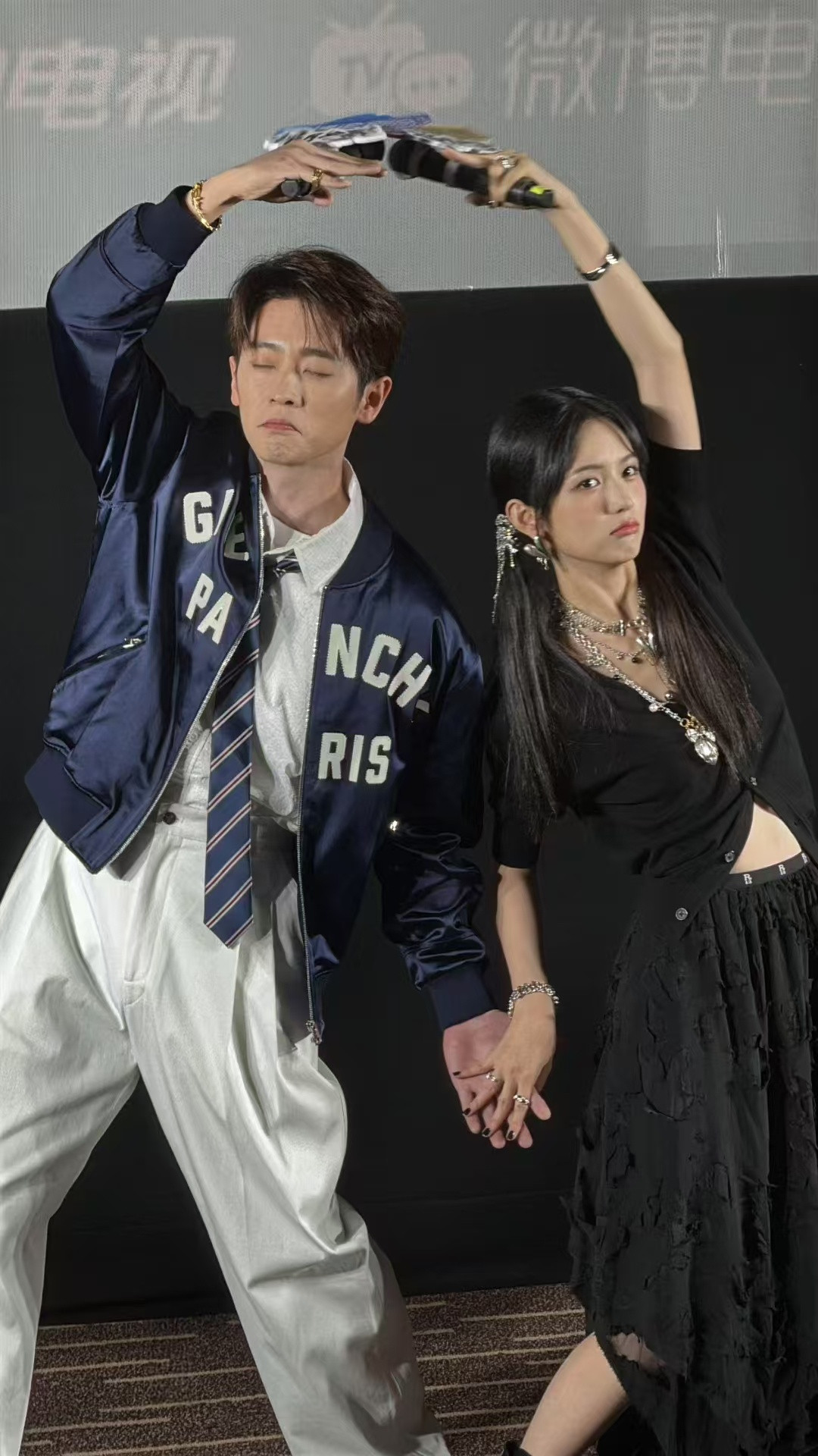 周也错就错在穿黑色衣服参加剧宣了​​​