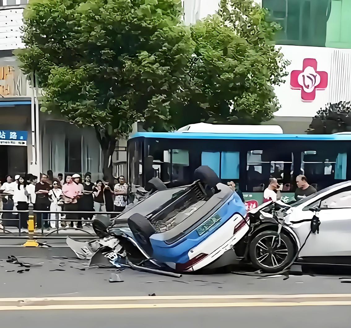 让你是情份，不让你是本份，湖北孝感这位出租车司机还真是把马路当自家的了，
