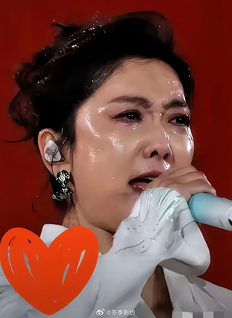 玲花看到曾毅扔伞后，嘴里嘟囔了的一句话是“烦人”，确实烦人！扔掉伞点燃歌迷热情玲