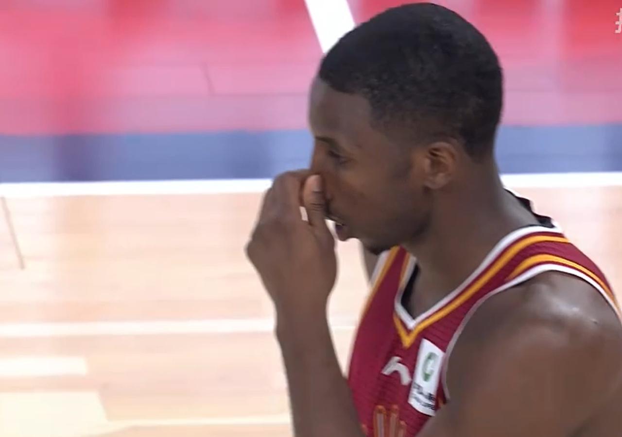 严惩迪亚洛！两次下黑手，导致陈家政受伤杜锋气得走进赛场CBA常规赛第七轮，广