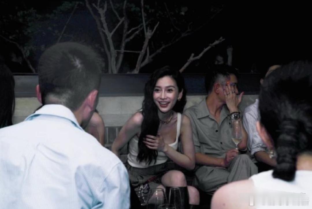 Angelababy真的好白，晚上也能看出她闪闪发光，人群里一眼就能看到的大明星