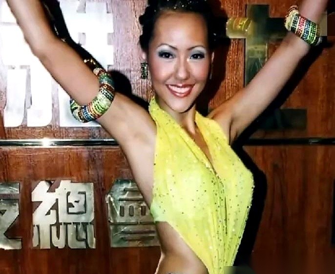 小S翻出2002年的国标舞老照片，喊俩女儿过来看自己当年那把像画出来的细腰。这么显身材的拿手好戏，她