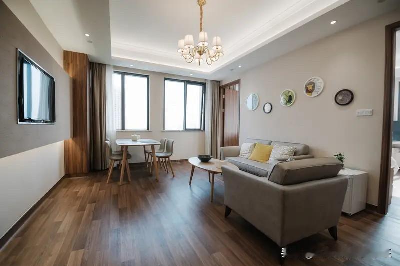 房子的居住属性在，靠这个居住属性，就能让那些有人住的房子跌不到白菜价了。大家可