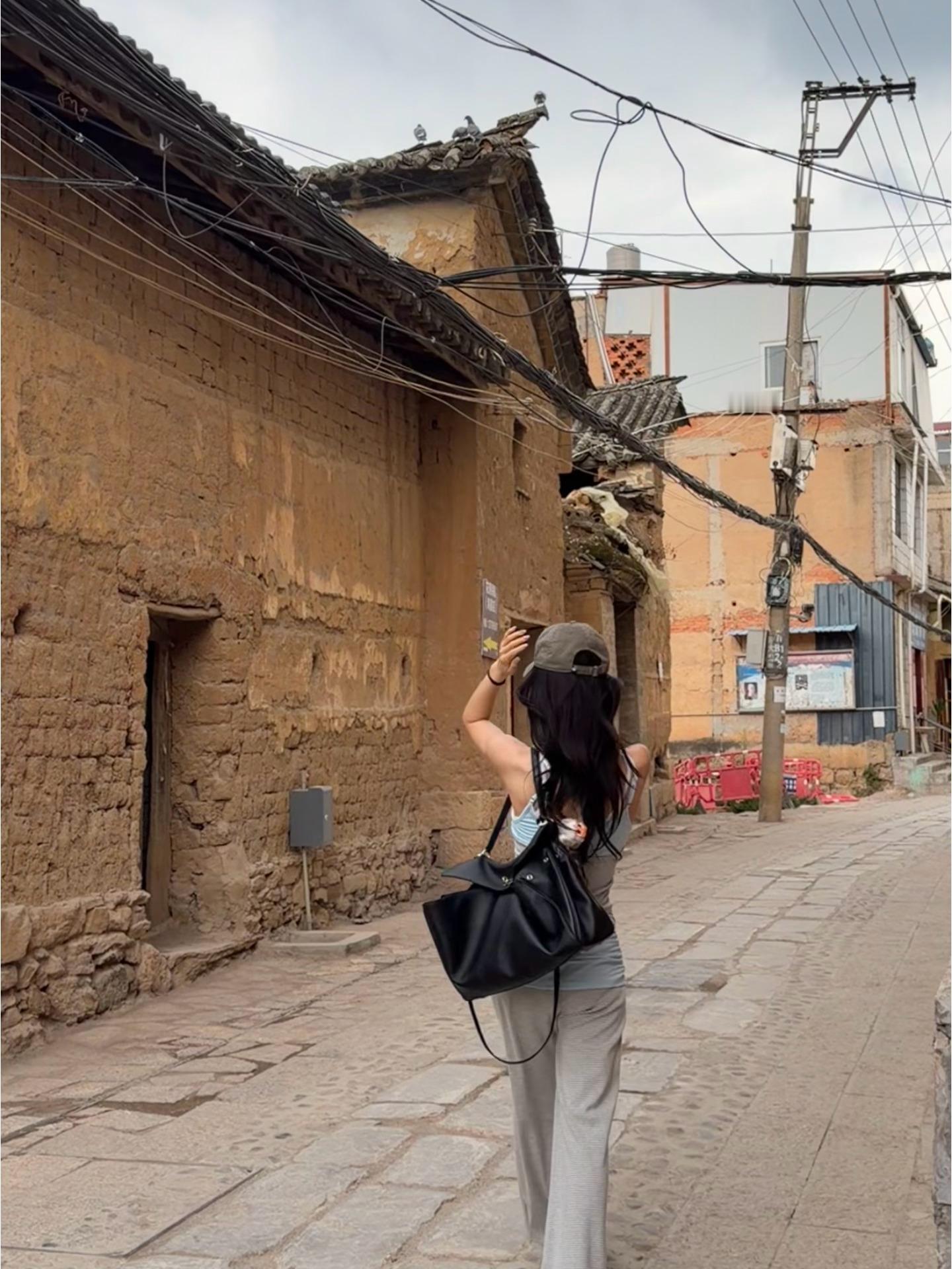 一会儿羽绒服一会儿吊带的怪天气！