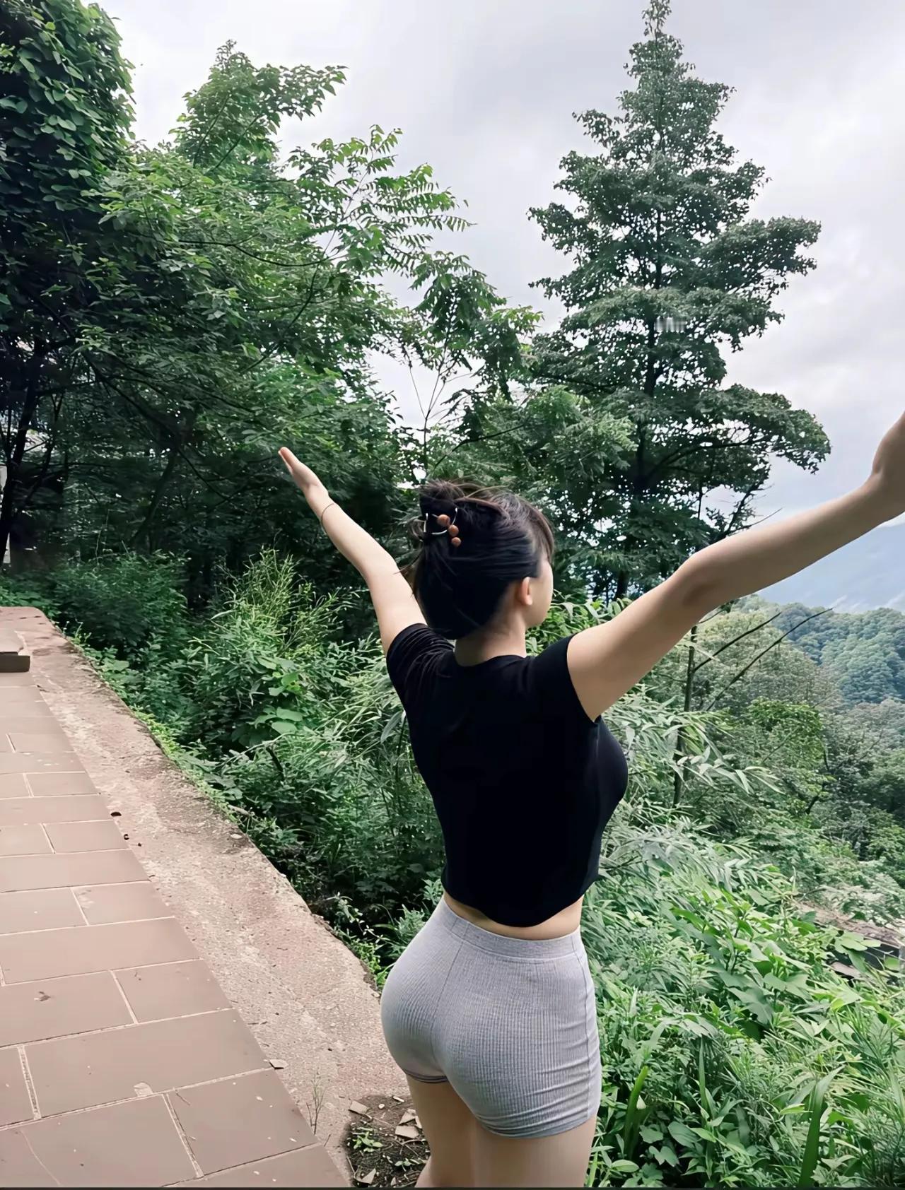 妙目含春，双眸流盼。