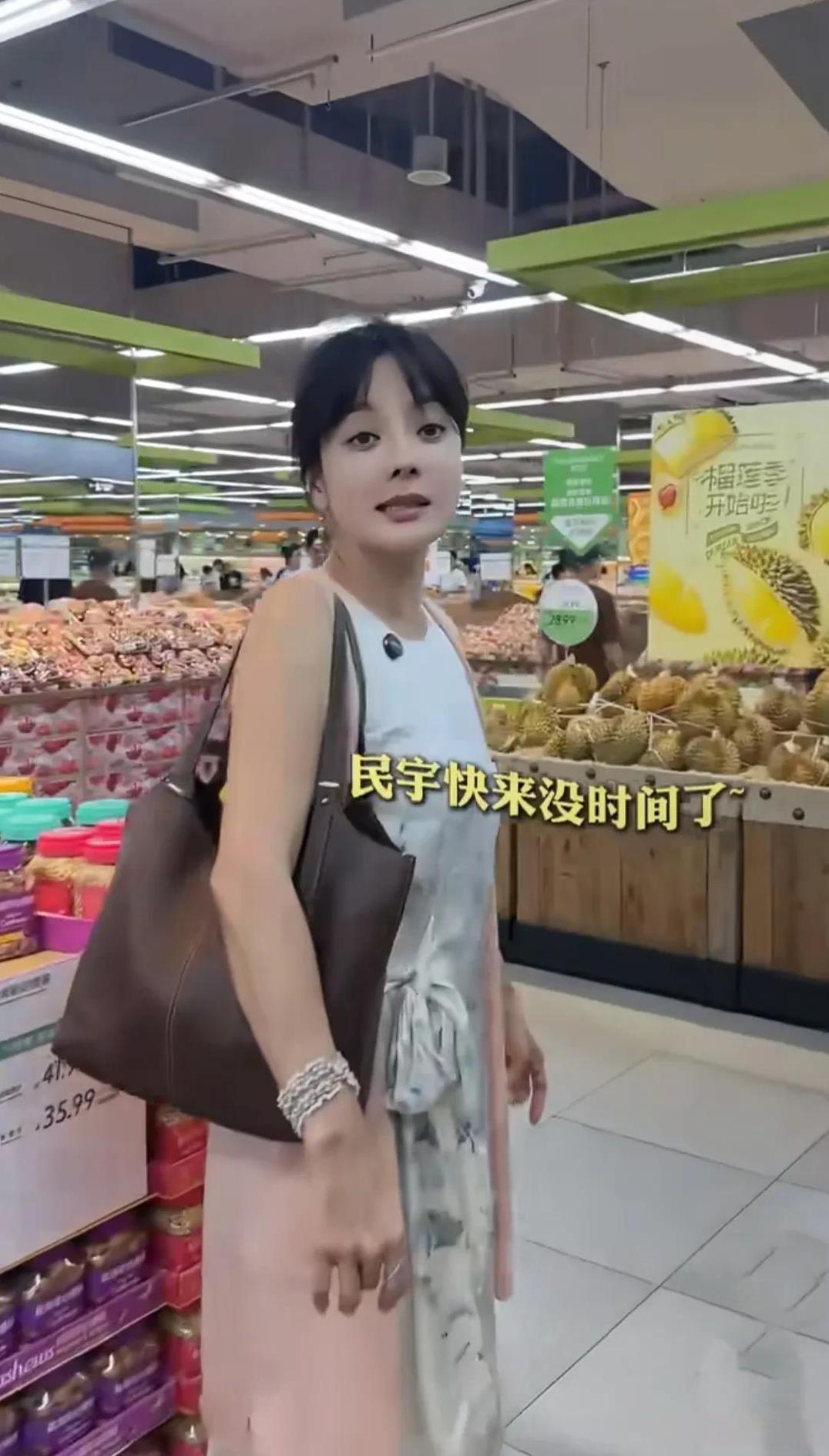 蔡琳的中国杭州之行结束了，马上要回到韩国，临行前，来超市扫货。西瓜，芒果，榴莲