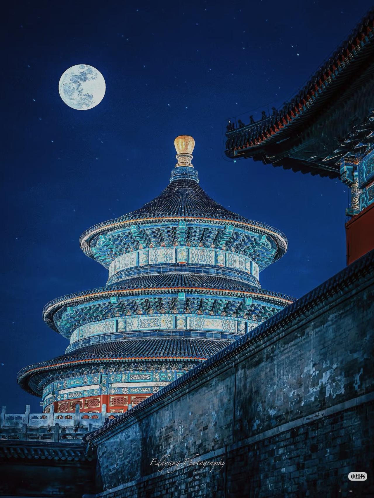 “天坛是中式美学的巅峰”天坛的美，是安静又磅礴的东方诗意，没有多余的装饰，