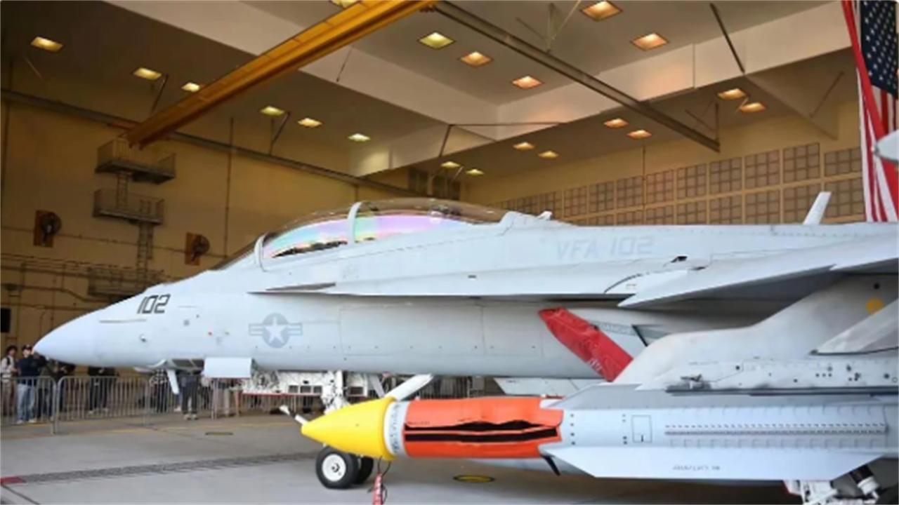 歼20宣传板前，出现一道神秘身影！大家最期待的终于来了一张模糊却足够清晰的照