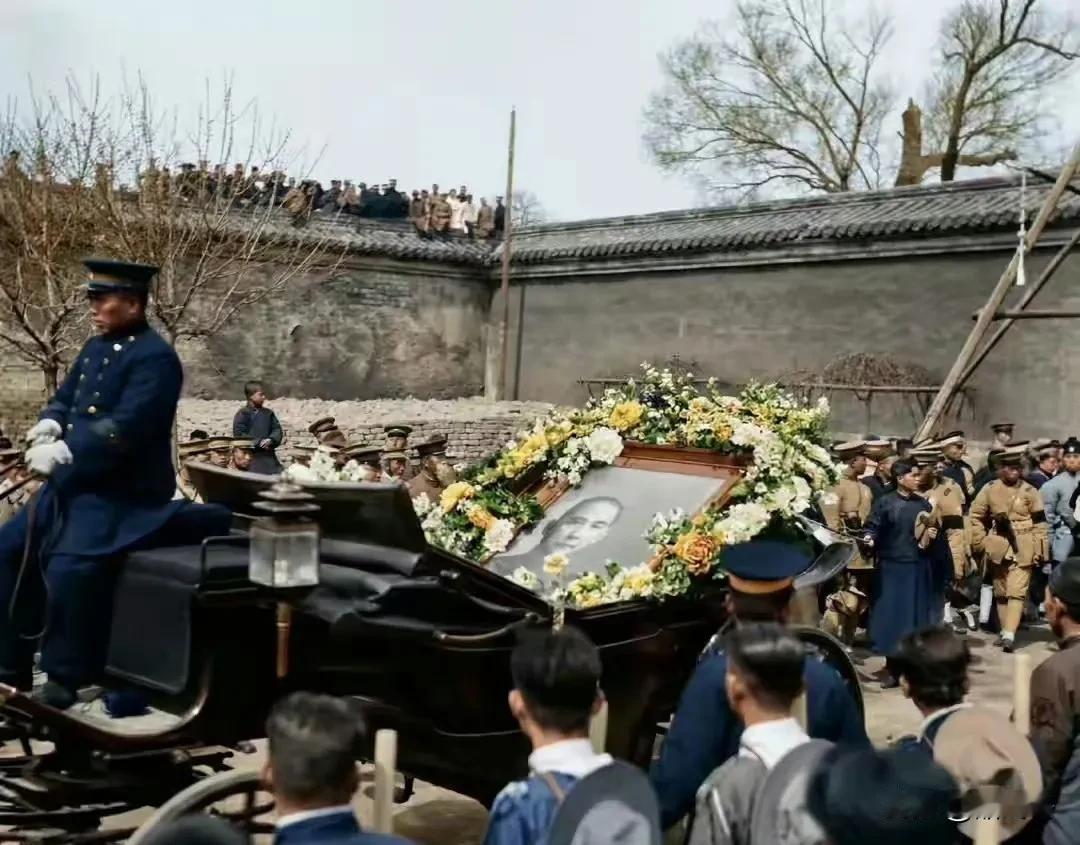 1925年3月19日的孙中山先生移灵仪式，是历史上浓墨重彩的一笔。灵柩从北京协和