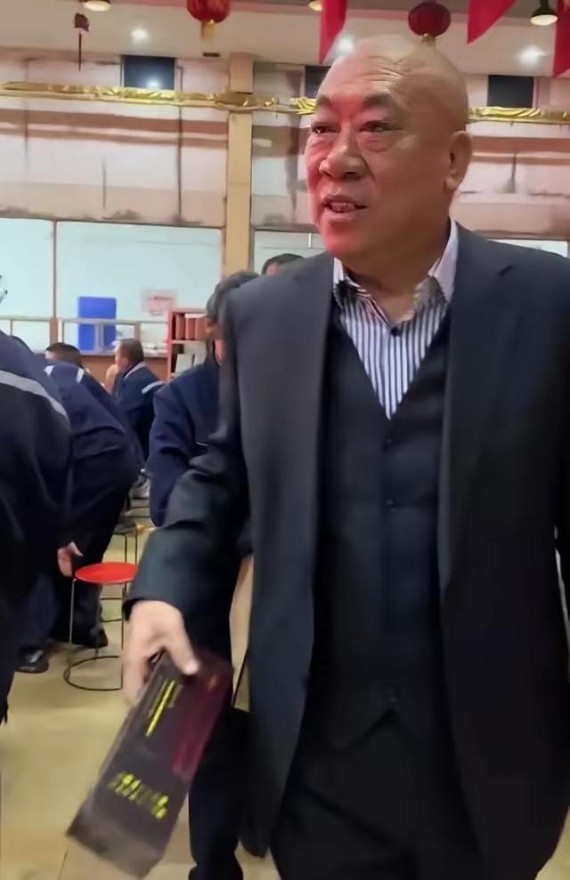 看到有人吐槽崔培军，动不动给员工一人一条中华，一人一箱酒，说发几千万就发几千万，