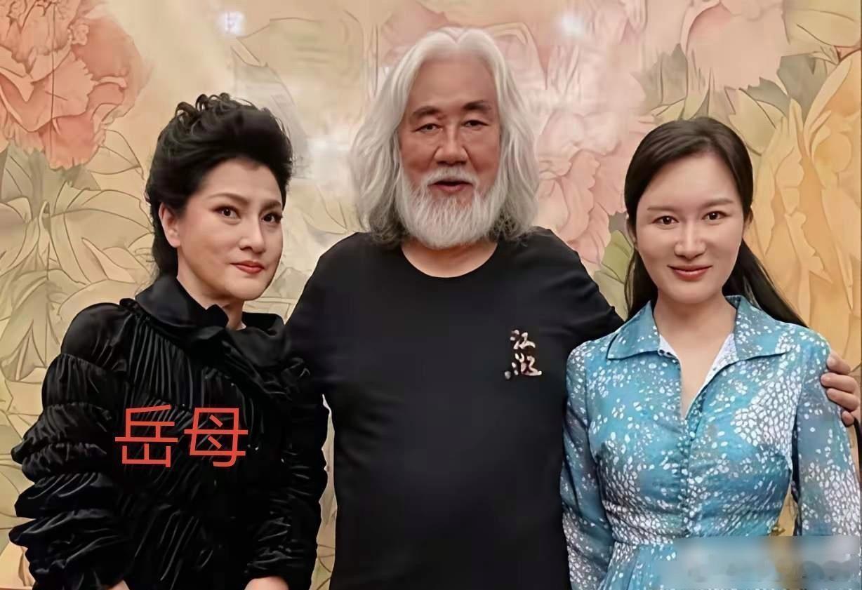 张导家这合照太绝了，看着像三辈人凑一起，其实他岳母比他还小11岁呢！谁说才子配佳