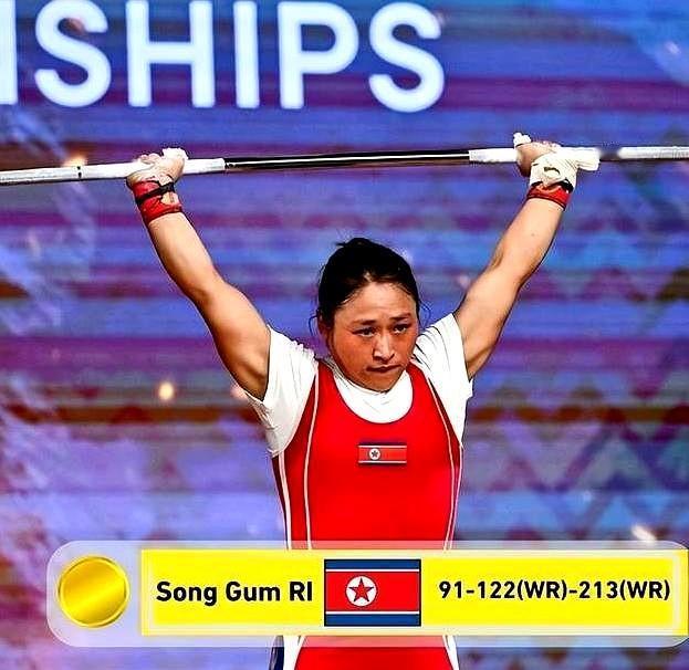 在挪威弗勒举行世界举重锦标赛，朝鲜女选手包揽了五个级别的总成绩冠军，还多次刷新世
