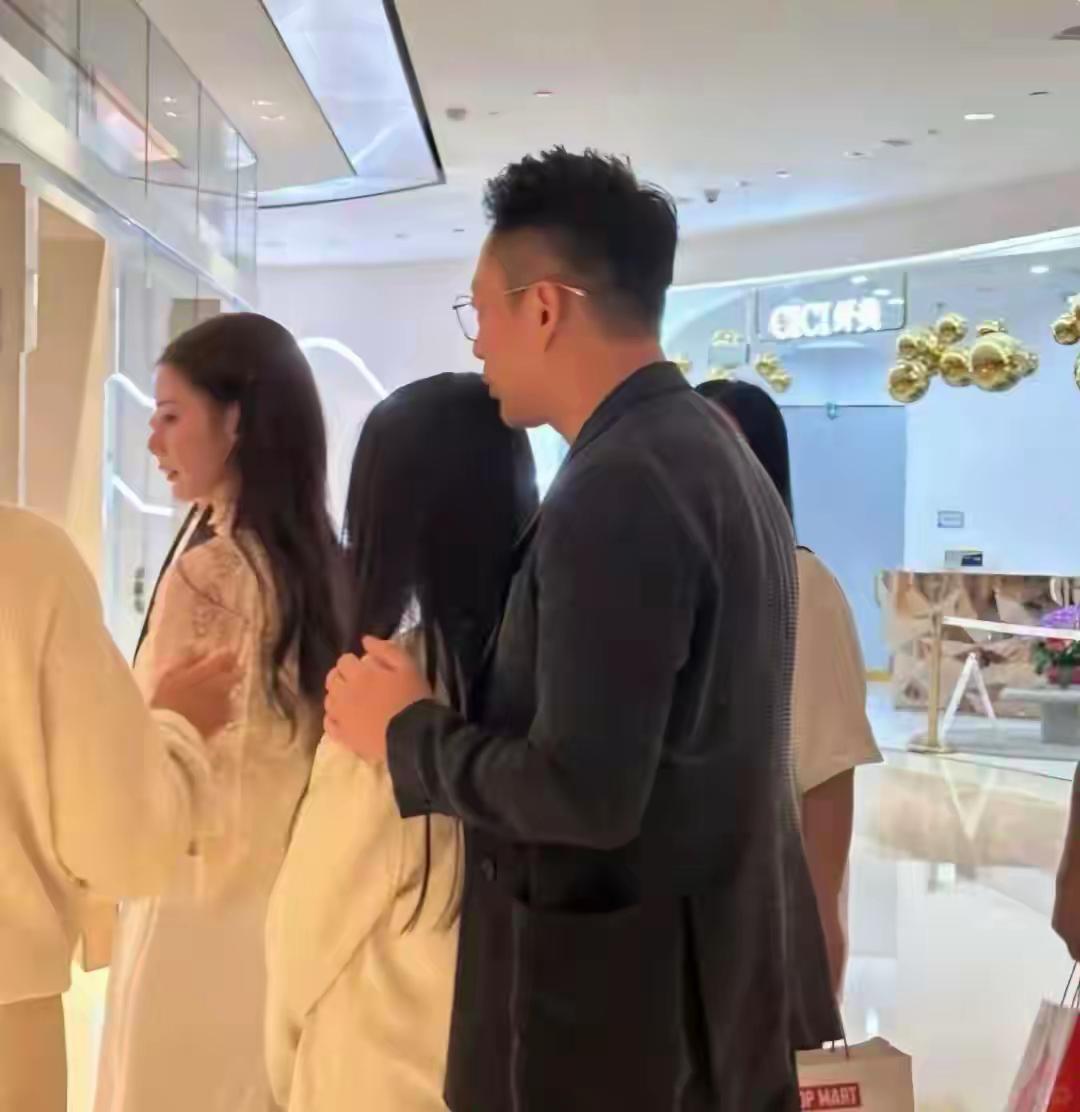 小菲被爆新瓜，他和小梅在快手直播，很正常，抖音不行就换平台了，生活还要继续呢？还
