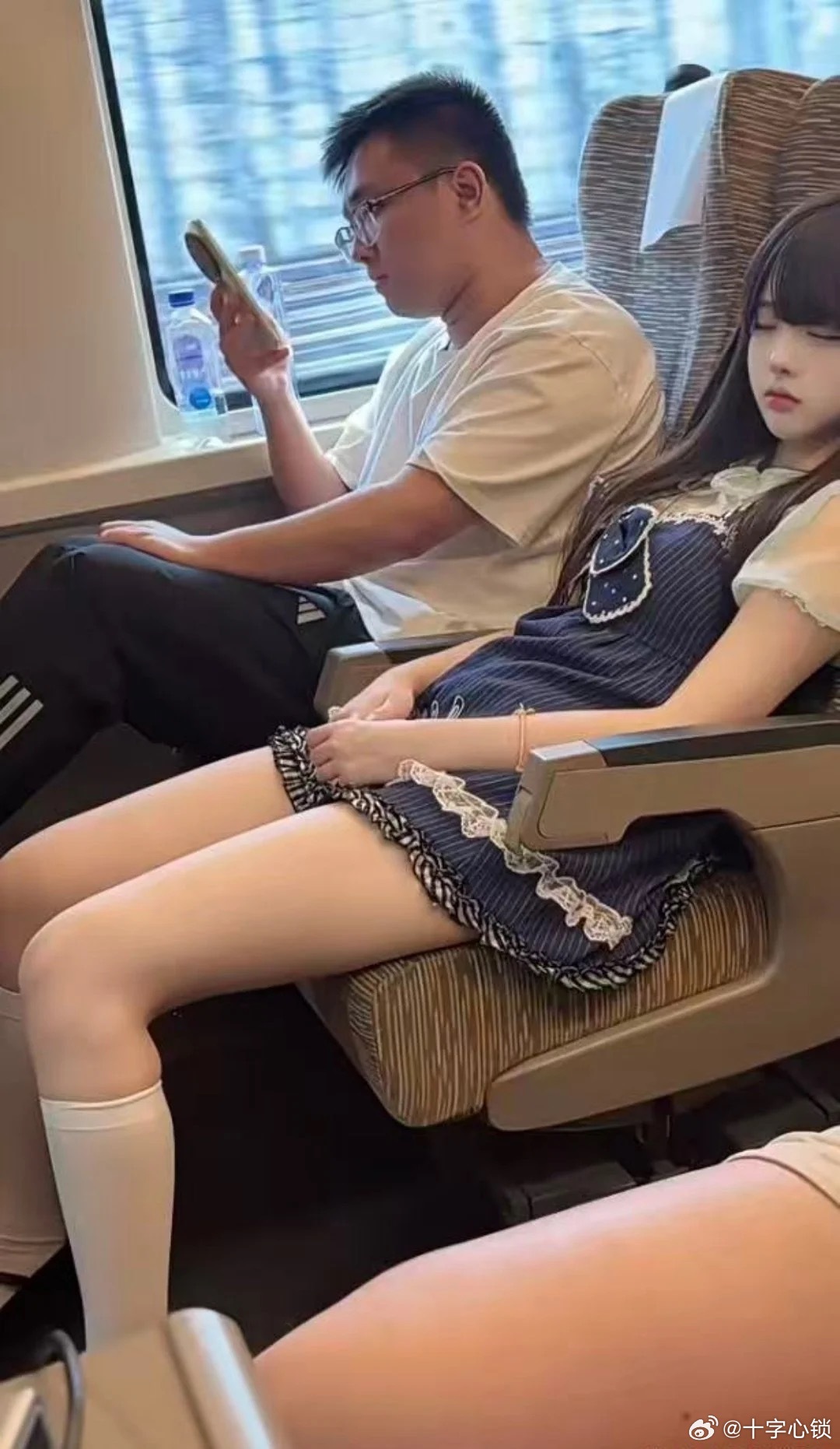不知道这个大哥是不是真在玩手机！