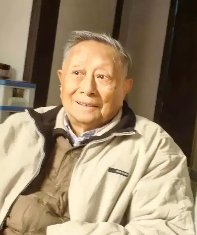 1942年，一名伪军师长派人送给粟裕一把伞，粟裕疑惑地打开伞一看，里面竟藏了一张