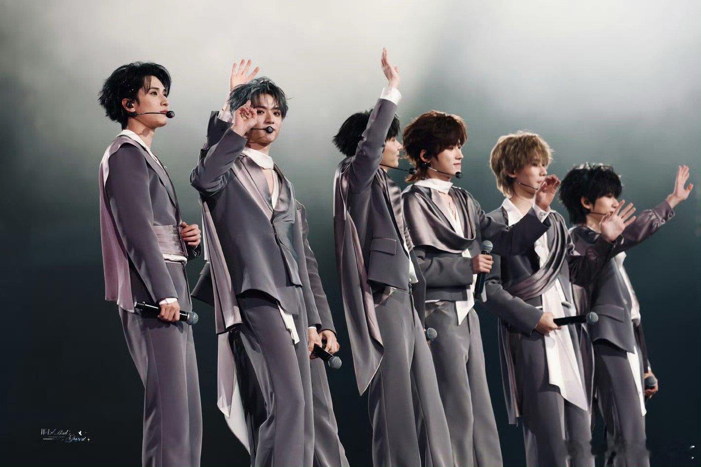 谁懂时团的拍照主理人含金量！是宋亚轩掌镜捕捉的剧情感怼脸拍，是刘耀文镜头下不设防