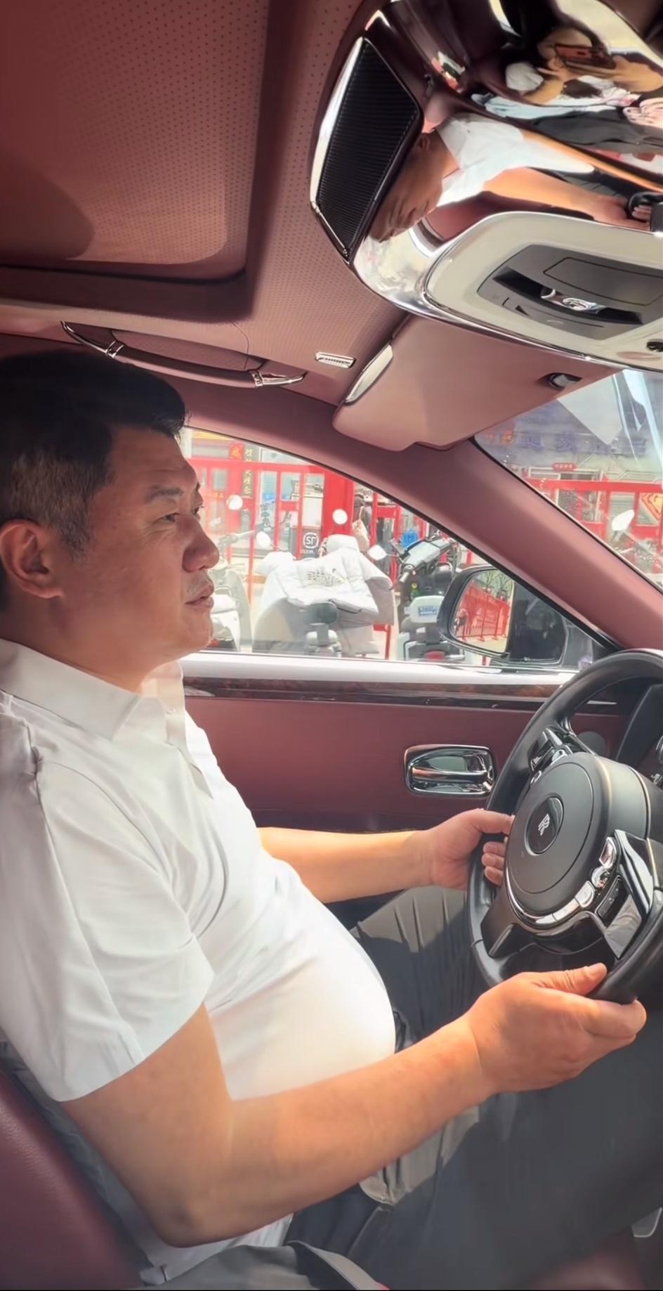 杭州赵公子，太狠了，开着近千万的劳斯莱斯幻影，一天跑两个地方祈福，上午刚去北京道