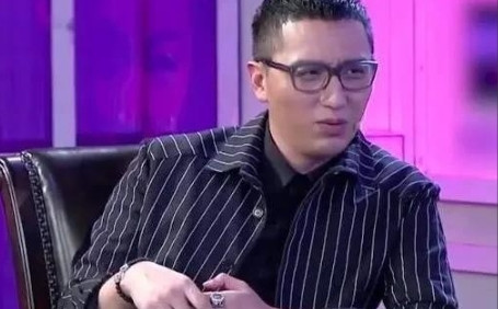 2014年，张家辉做客《大牌驾到》访谈节目。主持人华少问他：“听说你在香港只有1
