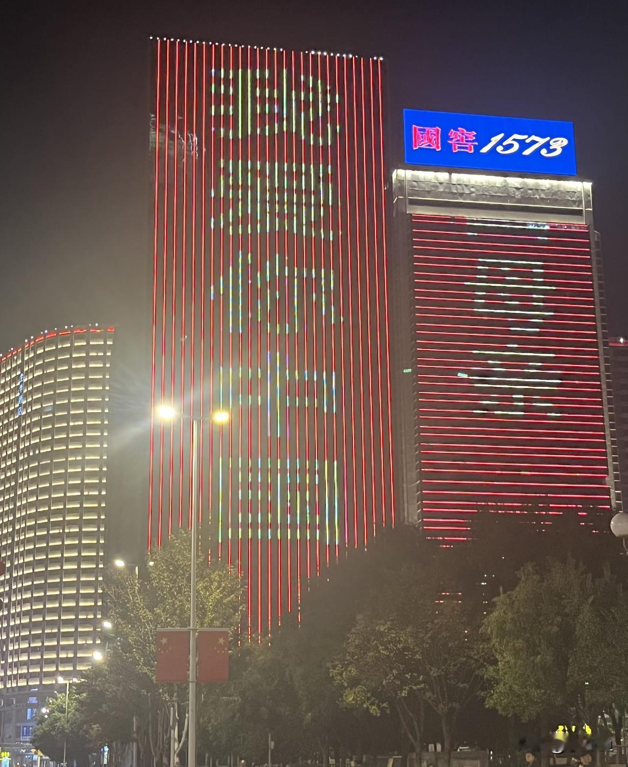 我在沈阳，距方城很近，网上说10月1日国庆当天，沈阳中街有一亿人，作为旅游城市，