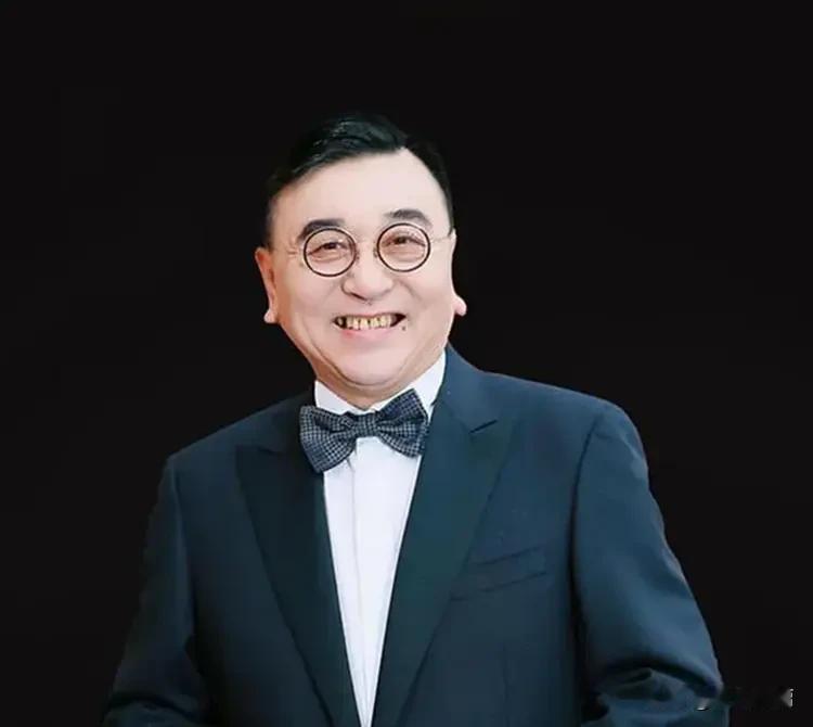 这耳朵真有福气，像如来佛一样！天津瓷房子的老板，一看就是一个有福之人，这耳朵超