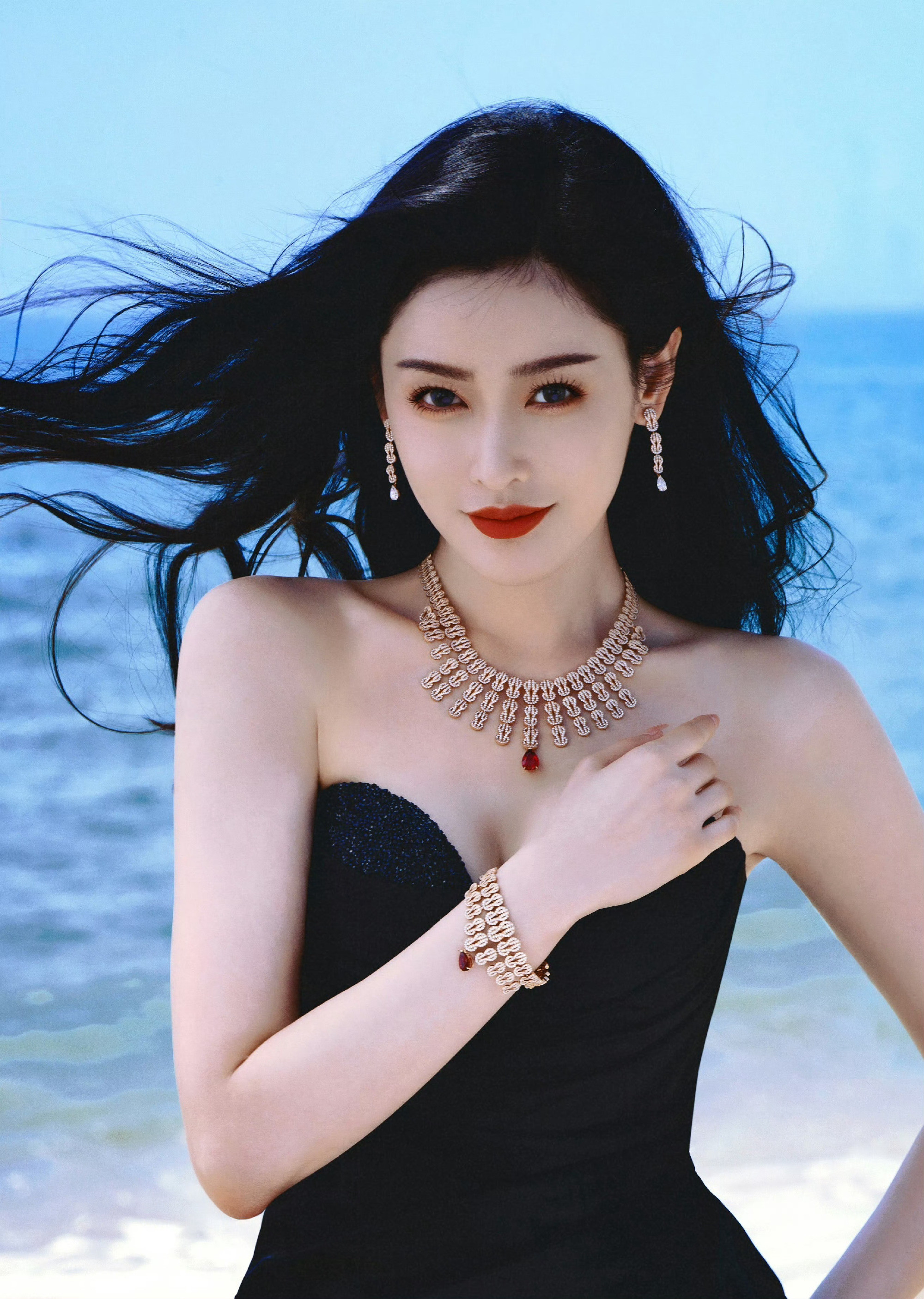 张天爱，一组黑裙穿搭，好身材。张天爱