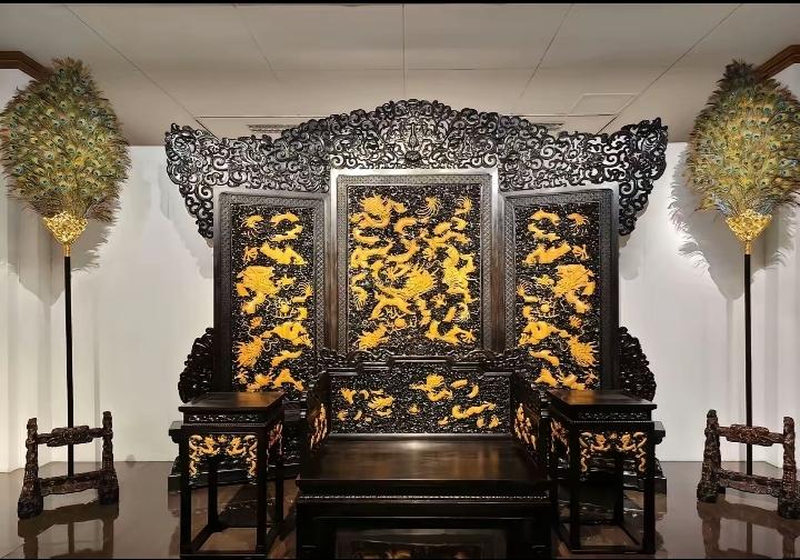 陈丽华打造的这把紫檀龙椅，真不愧是国宝级工艺！那真是让人一眼震撼，完全称得上是当