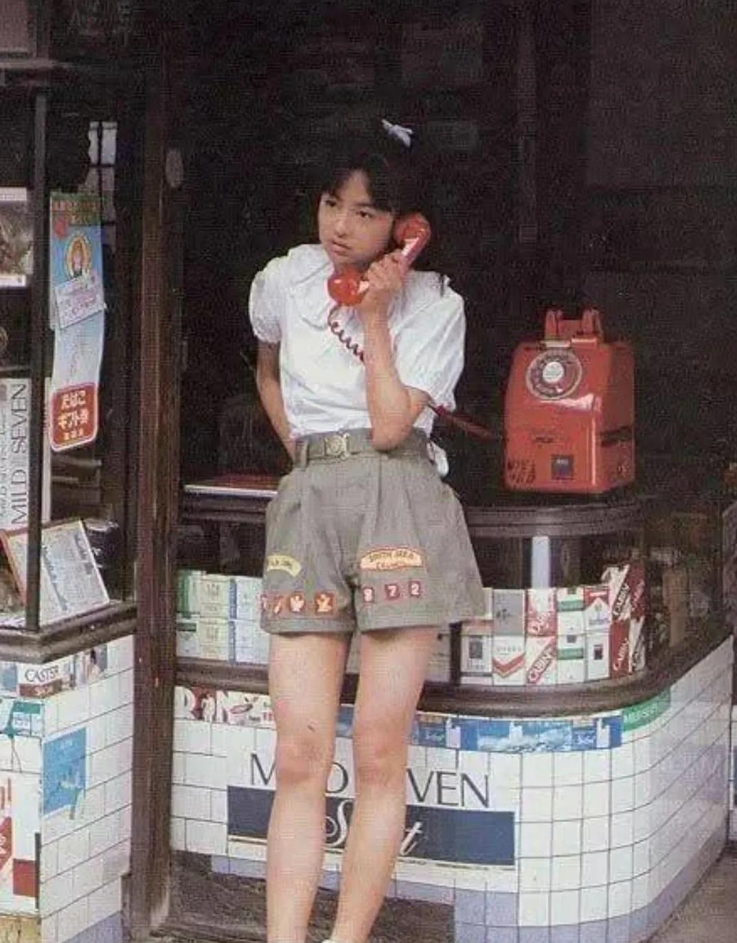 1987年前后，昭和街头的红色公共电话与少女。照片拍摄于1987年前后，一名少