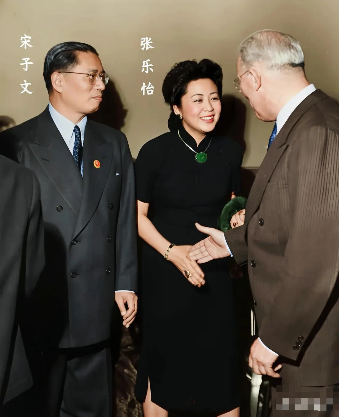 1945年，宋子文携夫人张乐怡在美国旧金山参加会议时的一幕，两夫妻与外...