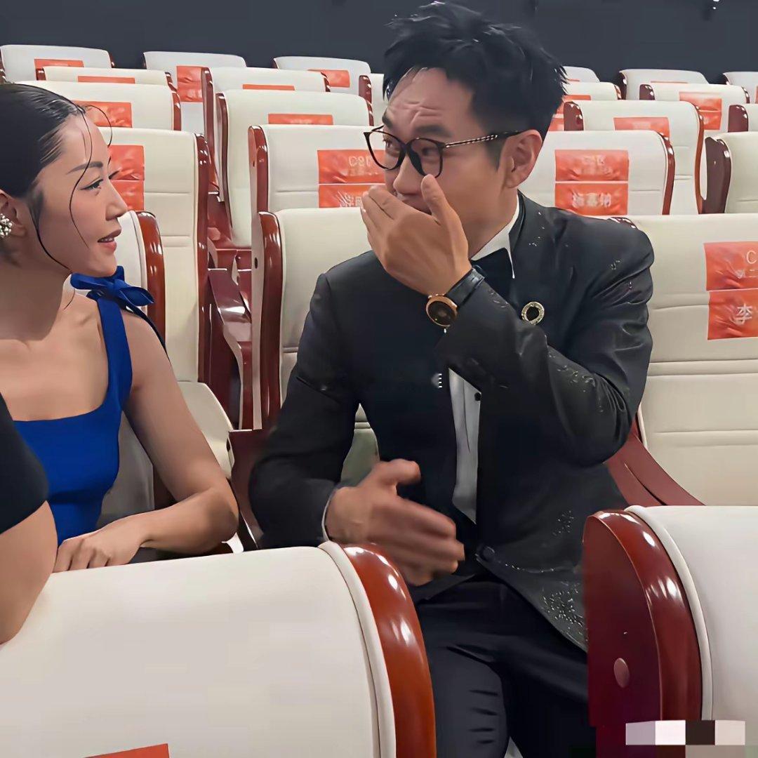 细节见修养！大鹏后台交谈全程捂嘴贴心避开卫诗雅嘴角伤口，下意识举动太圈粉