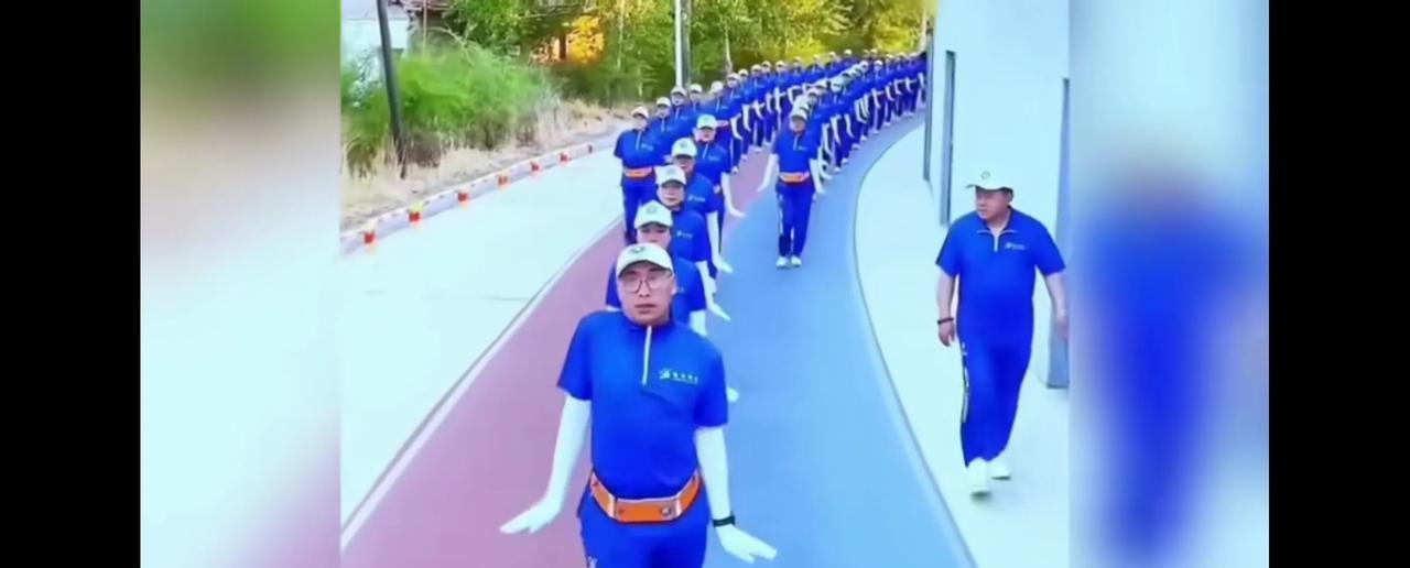这是个什么组织啊？这么多人整齐划一地做着令人匪夷所思的动作，他们称其为暴走团。