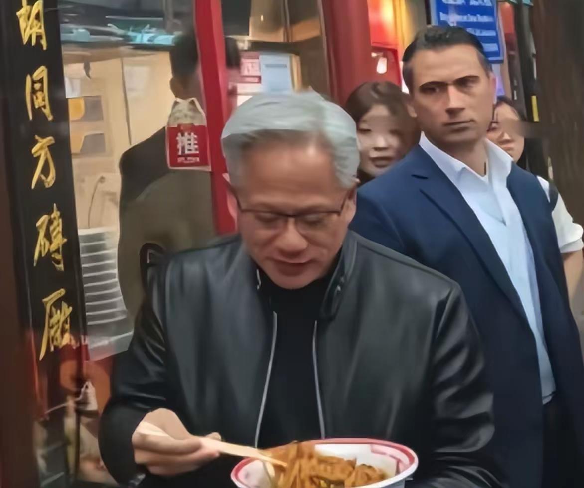 美国英伟达创始人大富豪‌黄仁勋总喜欢穿皮夹克，其皮夹克售价不菲，为8990美元（