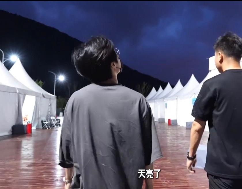 陈楚生竟然彩排到天亮。刷到了这个，真得很心疼他。连轴转跑两个音乐节，中间的他