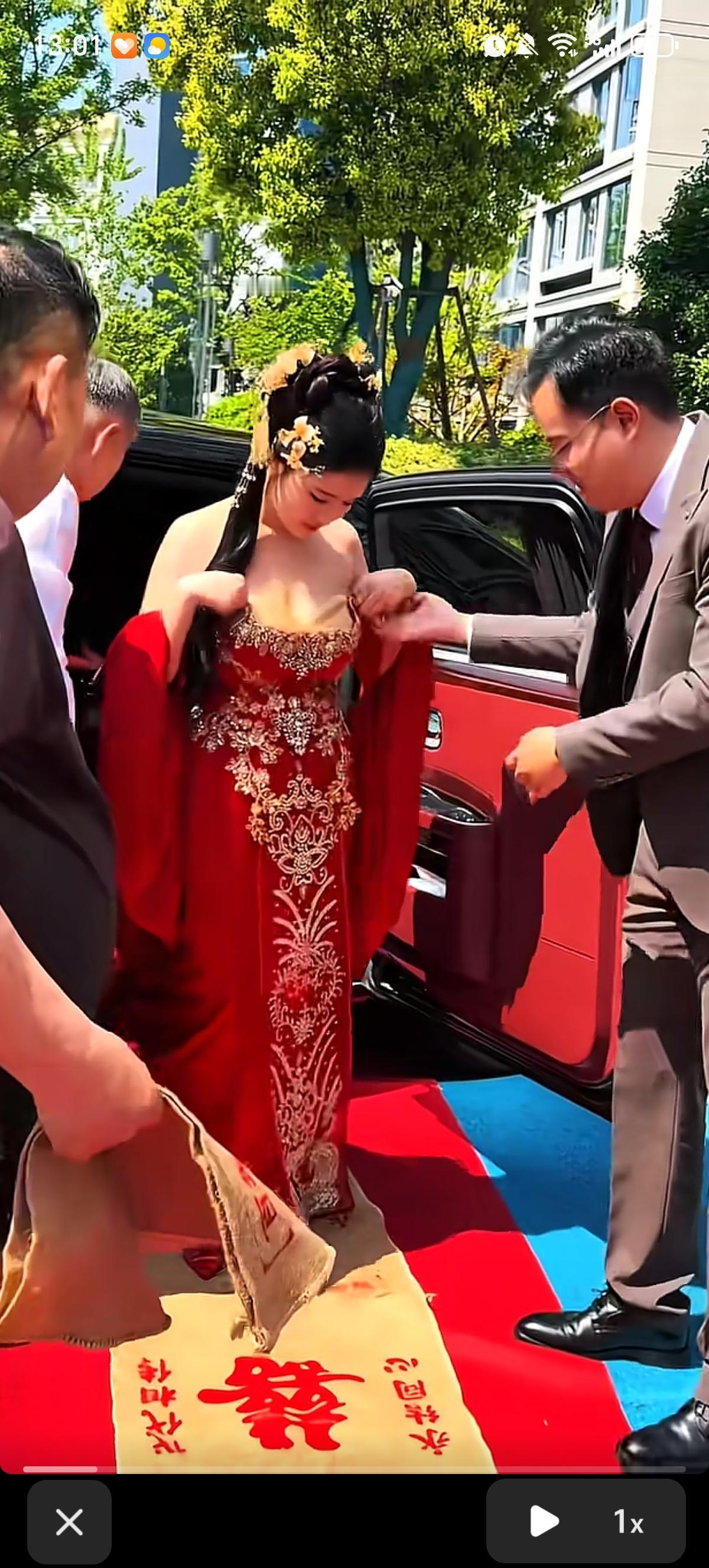 漂亮新娘今天结婚，一路上都在护着自己的礼服胸口，一直往上提，新郎也在帮她提，看样