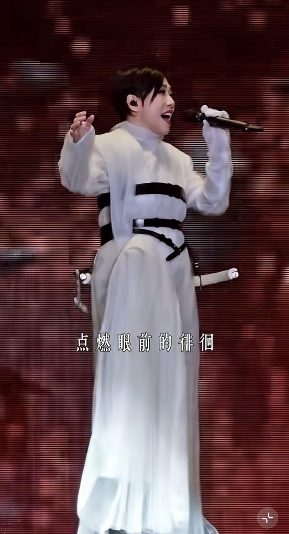 你可以说林忆莲老了，你也可以说她人品不怎么样，但唯独有一点，是你永远黑不了的