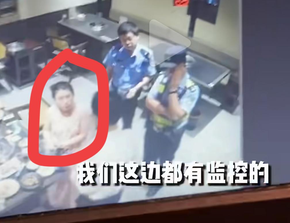 武汉一小仙女烤肉店消费542块，却投诉佐餐的刺身酱油太咸，要求免单。店里的服务员