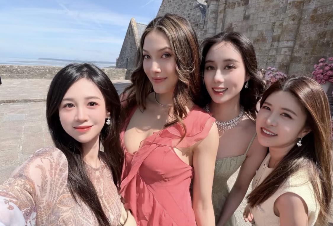 能出现在奚梦瑶和何猷君婚礼上的都不是一般人。特步大公主和二公主一起现身，毛巾