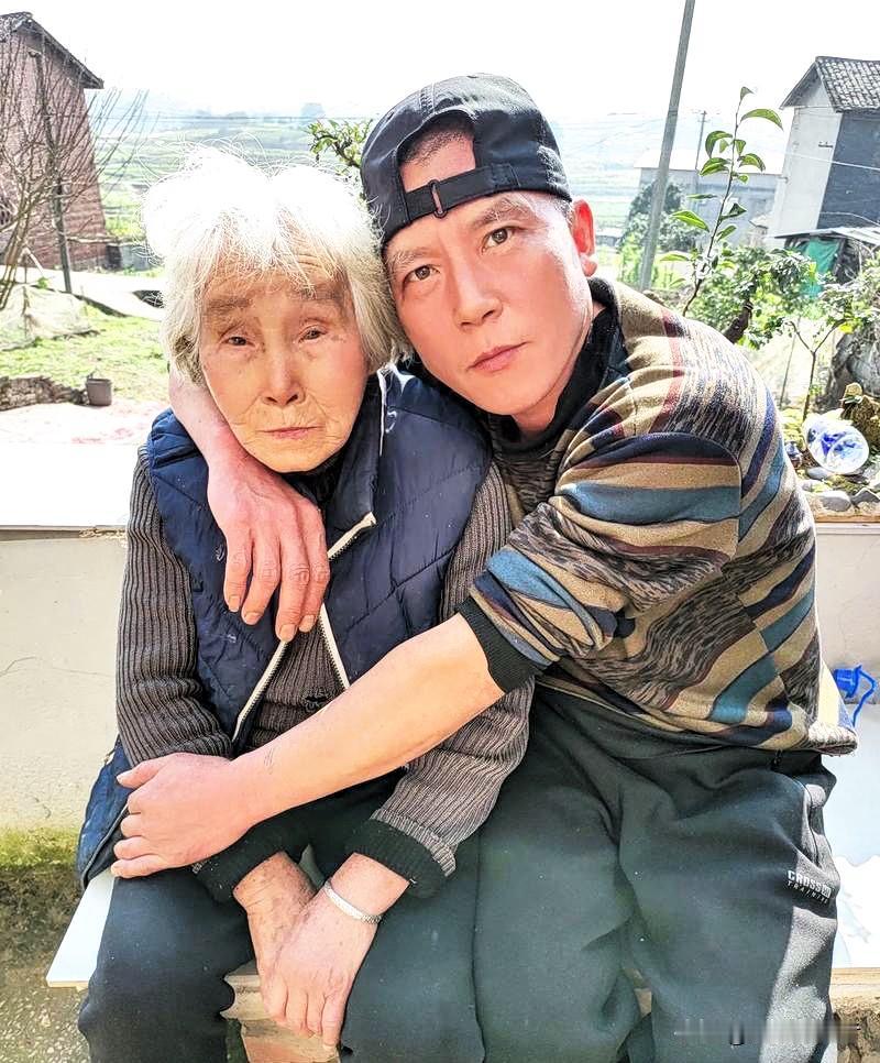 一男子在一处民宿里找到自己的62岁的母亲，他对母亲说：“你都六十多岁的人了，还玩