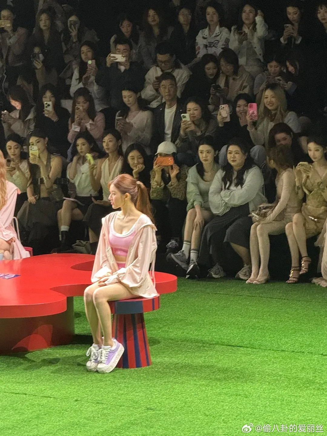 穿这么高的增高鞋了，还是够不到地面吗？