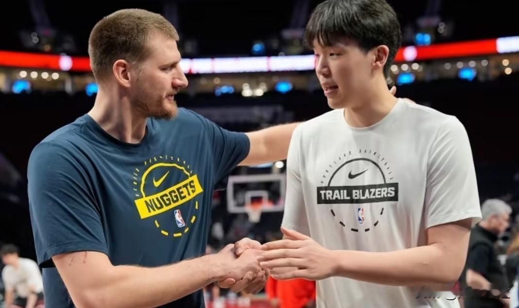 杨瀚森没有亲吻约基奇，但俩人聊的很开心！约基奇用实际行动给杨瀚森上了一课，要想立