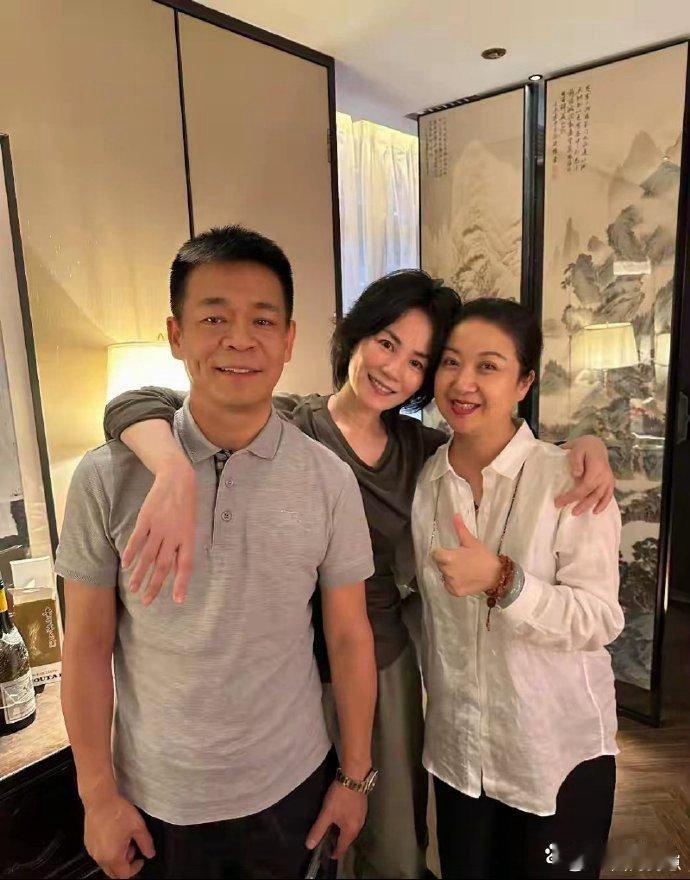 王菲《主角》剧组聚会照片流出，素颜出镜亲昵搭着苟师十分随和，还和各位配角相拥合影