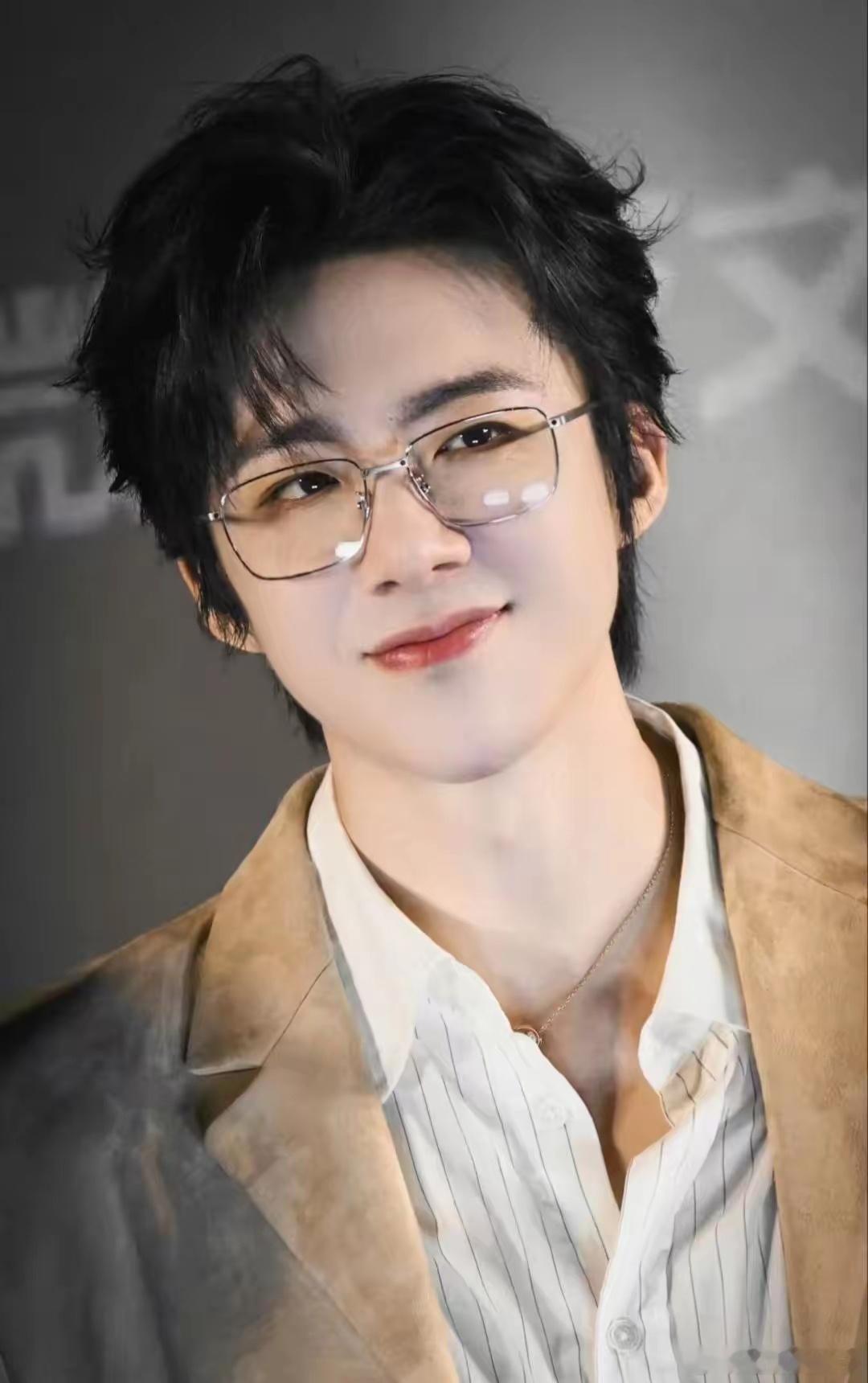 导演没想到，陈晓也没想到，《大生意人》一播出，先一步让人回味无穷的是刘宇宁为剧唱