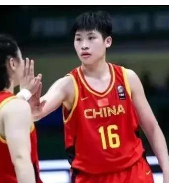 【陈明伶落选，韩旭压力山大？未来三中锋已显雏形】中国女篮亚洲杯12人最终名单出