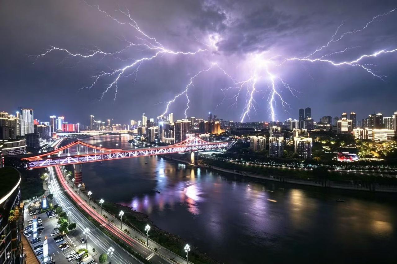 [思考]昨夜重庆“暴风骤雨+惊雷”，但…为何朋友圈的图都是“天光乍现+仙人渡劫”