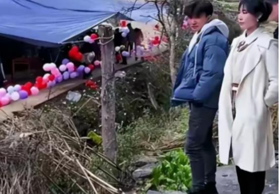 多大的缘分啊！1998年，福建农妇因弄丢儿子，被婆家埋怨想走到桥上。谁料在桥下捡