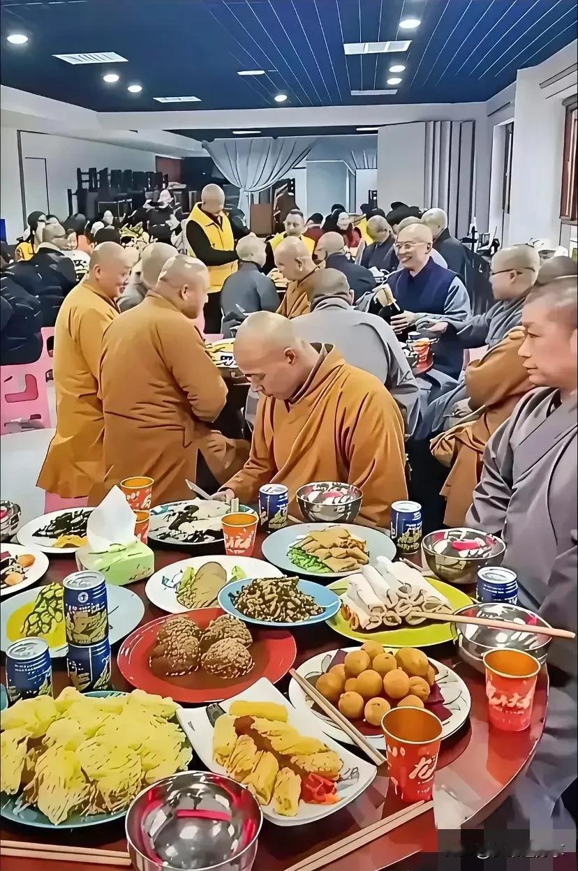 像这样的斋宴应该是花不了多少钱吧？图中的一位师傅全神贯注的看着手机，他应该是在研