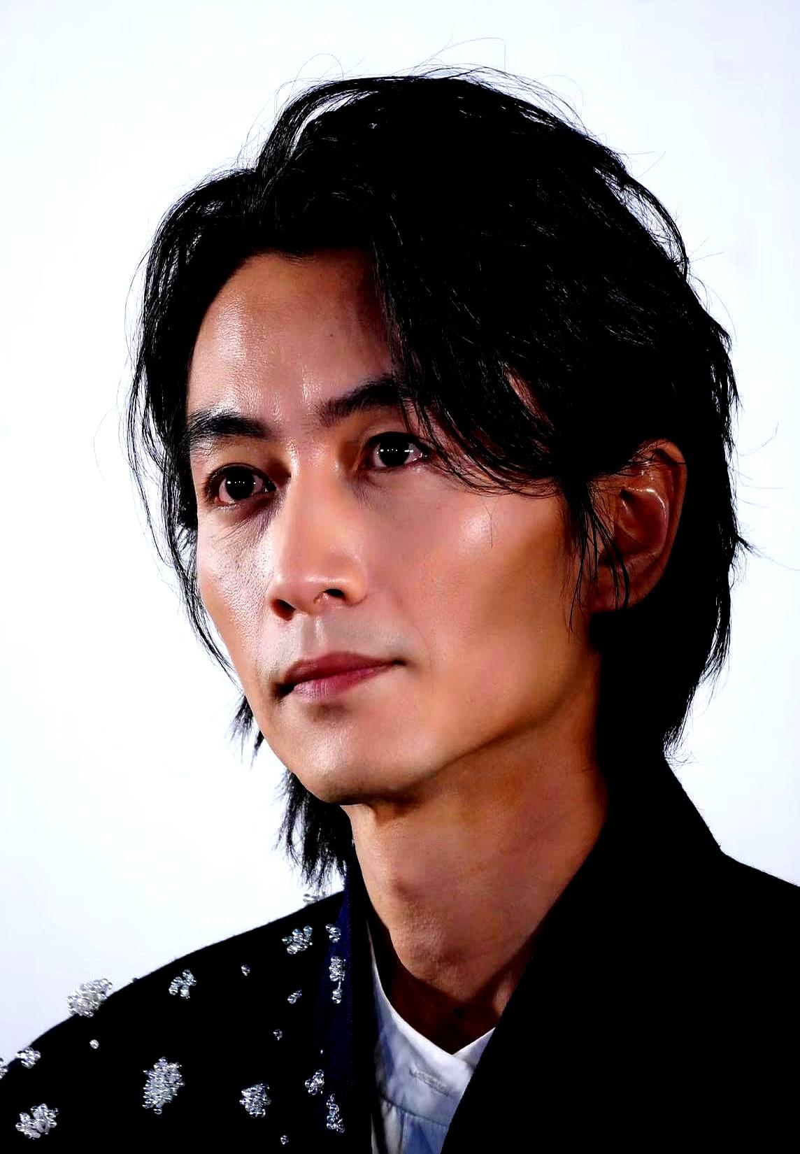 陈晓178厘米的身高体重只有100斤。他为了让自己彻底活成古平原，硬是切